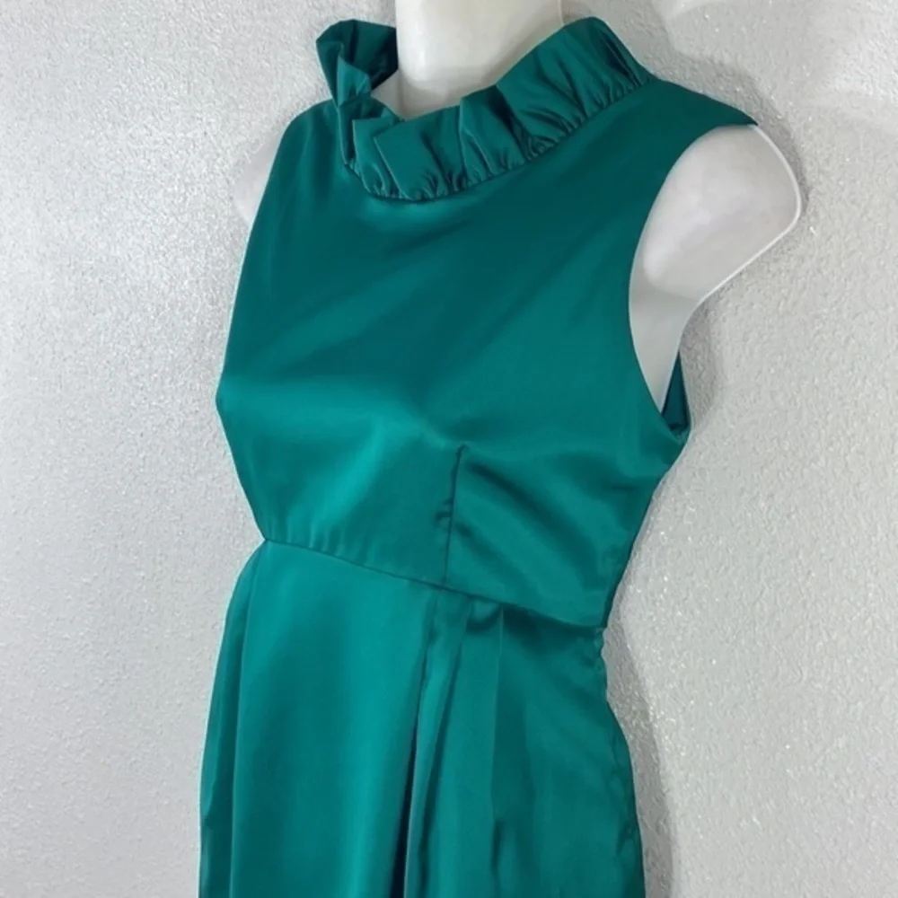 Camilyn Beth The Go Go Green Satin Ruffle Collar Sleeveless Dress 2 GG5